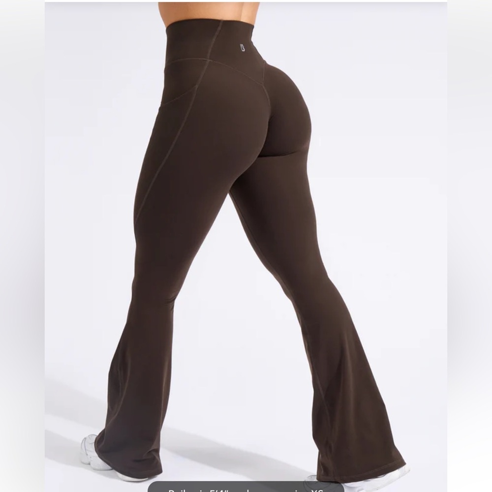 Buff Bunny Contour Pocket Flare Leggings in Cold Brew